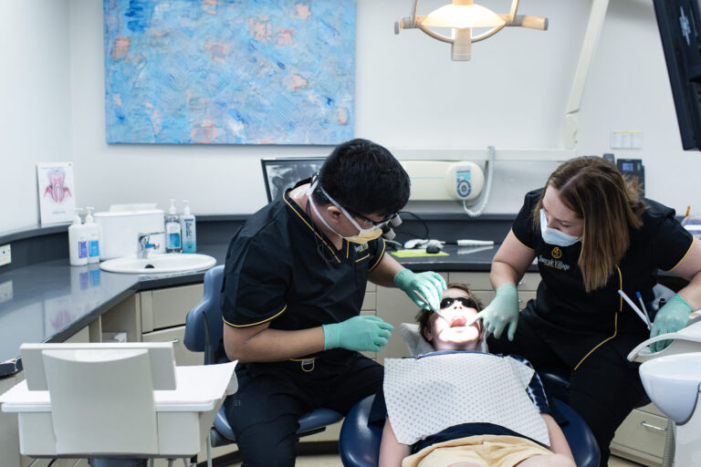 Toorak dentist peforming wisdom teeth removal in Toorak