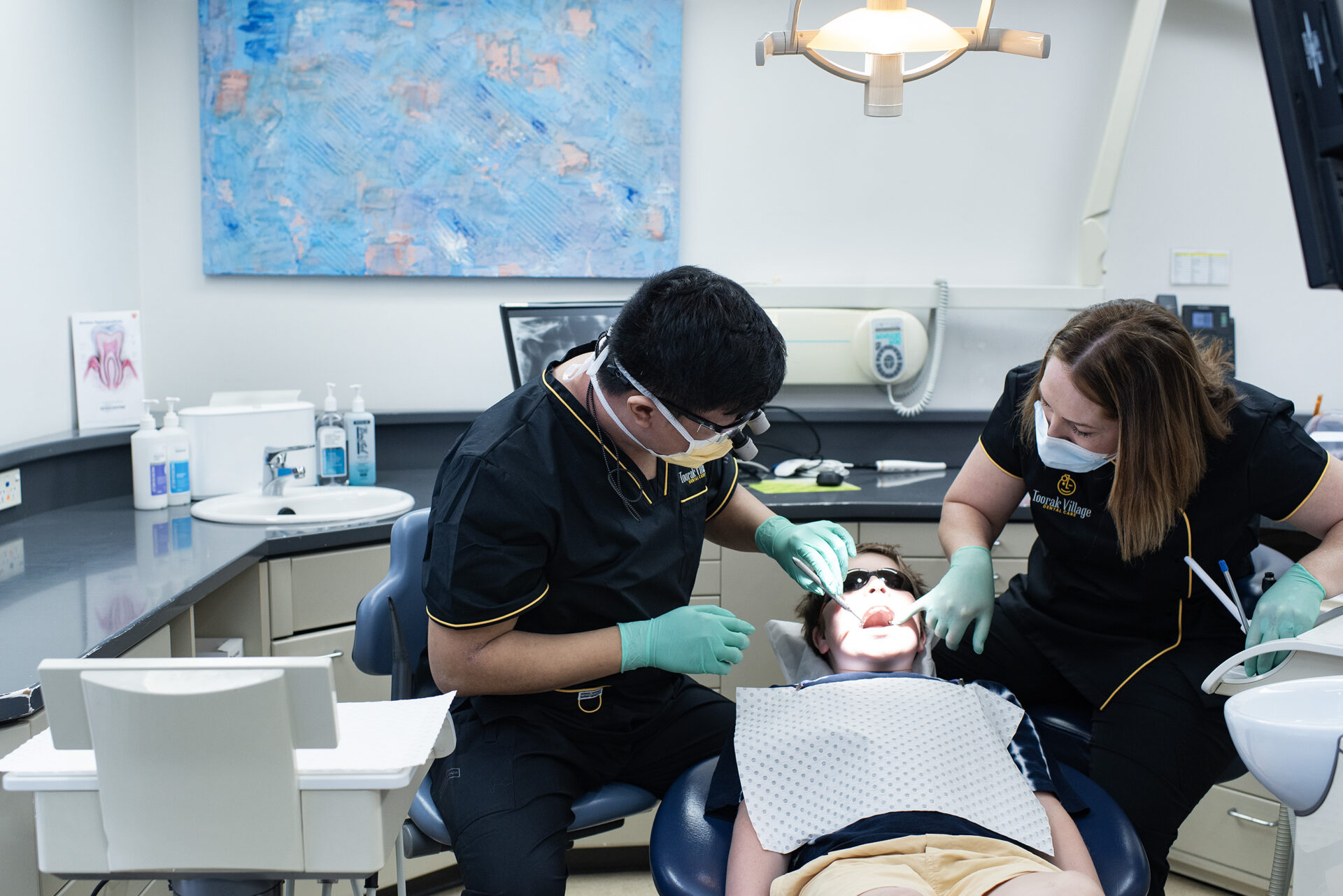 Toorak dentist peforming wisdom teeth removal in Toorak