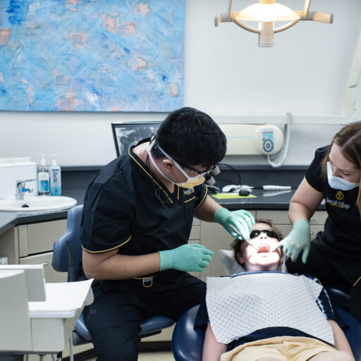 Toorak dentist peforming wisdom teeth removal in Toorak